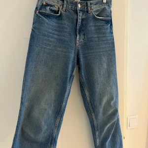 Jenas - Blåa jenas från Gina, slita längst ner. Skriv för mer bilder💙