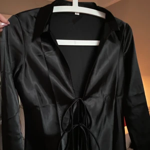 Svart knytt topp - Svart knytt topp Aldrig använd  Storlek xs 