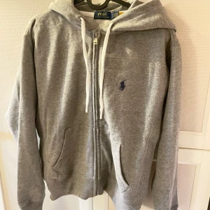 Ralph Lauren - En helt ny Ralph Lauren tröja, inköpt för 1800kr men säljer den för 900. Storlek S men passar även M då den är lite stor i storleken. Helt oanvänd.