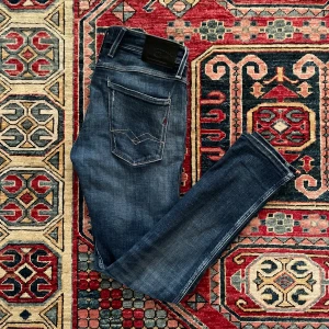 Replay Anbass Jeans - Säljer nu dessa riktig feta Replay annass jeans i storlek 33 (slim fit) inga defekter skick 9/10