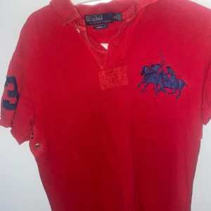 Ralph Laurent piké  - En till röd lite äldre raffe pike 