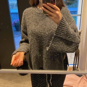 Stickad tröja med slits - Köpt på gina förra året, jättefin men tyvärr kommer den inte till användning mer 🩷 Nopprig