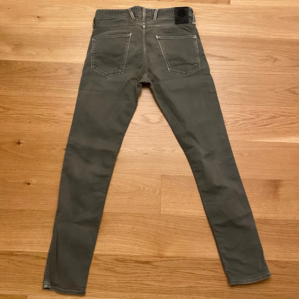 Sjukt snygga Replayjeans med stilig design😍 Nypris 1700:- 💵 Skick 10/10✅ Hör av dig vid minsta fråga eller fundering//Legitresell. Jeans & Byxor.