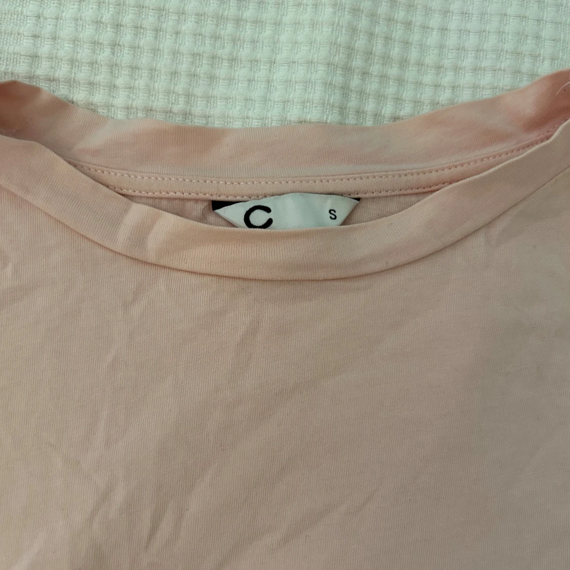 Ljusrosa t-shirt med hjärtdetalj - 90