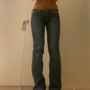 Lågmidjade bootcut - Fint skick! Dem två sista bilderna är lånade av förra ägaren.  Midjemått:38cm Avklippta så att de skulle passa mig lite bättre (165cm)  som men fortfarande långa 💞