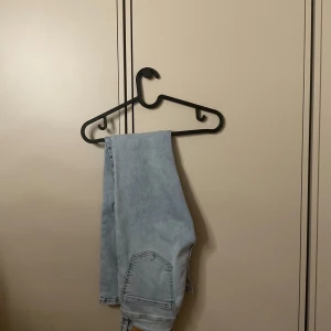 Ljus Blå jeans  - Ett par jätte fina ljus blåa jeans från Gina. Dom är i storlek 34. Är i mycket bra skick köpt för ungefär 1 månad sen och är använda ungefär 3-5 ggr. Köpt för 499kr säljer för 250kr