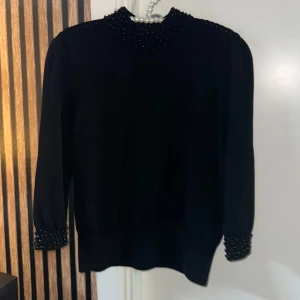 Puff ärm tröja - Jätte fin puff ärm tröja som var är andvänd 1 gång. Jätte fin men behöver rensa garderoben. Köpt från HM i storlek S men passar xxs/xs/s/m skulle jag nog säga. Med pärlor vid kragen och vid armarna❤️‍🔥