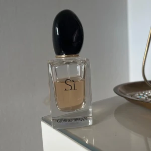 Giorgio Armani Sì Parfym - Säljer en parfym från Giorgio Armani, Sì. Haft den i ett halv år🩷🩷