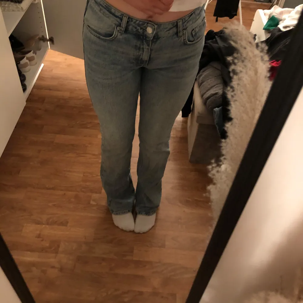 Blåa högmidjade jeans ifrån Ginatricot i stl 40. Säljer pga de är lite väl mycket högmidjade för min smak. Använda max 3 ggr. Skriv om du har nån fråga💖. Jeans & Byxor.