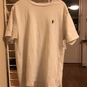 Vit polo raphl lauren t shirt - Tröjan är i ett bra skick inte mycket använt. Har dock ett litet hål som man kan se på bild 4 men går lätt att fixa!!