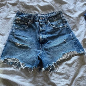 Jeans shorts - Säljer dessa short jeans då dom inte passade, skriv vid fler frågor och bilder 