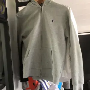 Säljer en stilren hoodie från Ralph Lauren.  Den är i ny skicka har andvänt den max 4 gånger. Ny pris 1200kr mitt pris 849 kr.Perfekt för en avslappnad stil och passar bra till både höst och våren. Hör av er om ni har några frågor😃