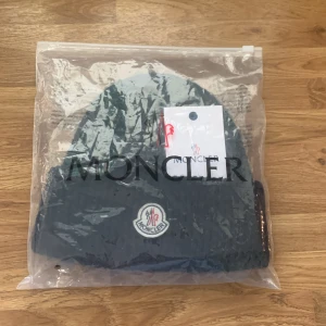 Moncler mössa - Inte mycket använd, bra skick.