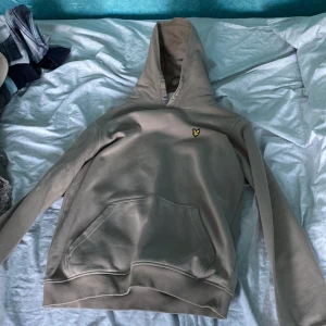 Lyle skott hoodie  - Säljer dena hoodien för ett bra pris 
