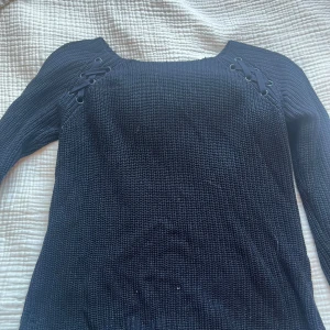 Stickad tröja - Super fin stickad tröja med virkning och glittriga detaljer🫶🏽 Köpt på plick