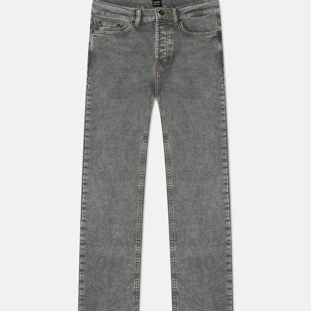 Säljer mina gråa jeans från märket ”monten” för dom inte används längre. Köpta för 1200kr. Hör av er för egna bilder på plagget.. Jeans & Byxor.