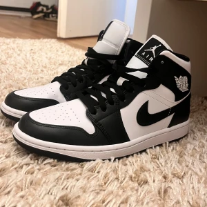 Jordan air 1 Mid - 14.9 ostettu ja käyttämättömät. Tuli kotona ns ”osto krapula” enkä tykännytkään kengistä 😅 ovh 140€ Jd sportsista💗