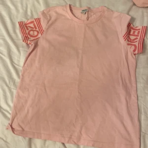 Kenzo t-shirt rosa S💖💖 - Snygg hel oanvänd, orsak” använder inte. Den är rosa och är i storlek S det är i märket kenzo💝💓 Säljer för 150kr💞