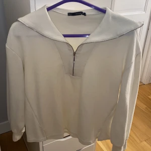 Stickad tröja - Stickad tröja från sfera, köpt i Spanien. Storlek M men passar även S!🩷