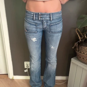 Diesel jeans - Säljer mina fettsnygga dieseljeans! Midjemåttet är 37cm och längden passar bra på modellen som är runt 167 skulle jag gissa på. Lånade bilder