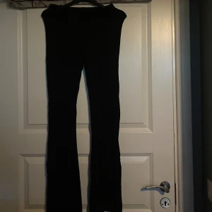 Utsvängda tajts  - Kan vara lite genomskinliga