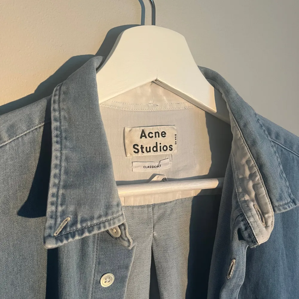 Säljer nu denna otroligt snygga jeansskjorta från Acne Studios.  Riktigt fin kvalitet och den är som ny, knappt använd. Skriv DM vid frågor och funderingar. Skjortor.