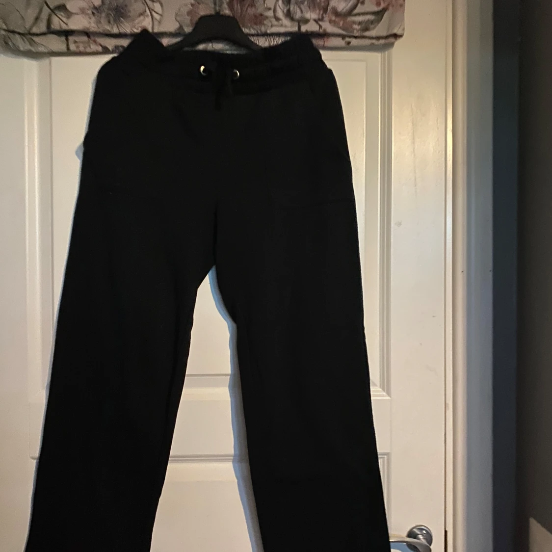 Utsvängd mjukis byxor 