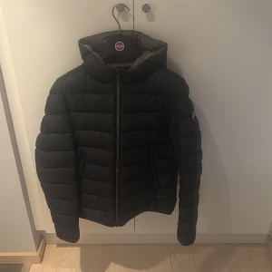 Colmar jacka  - En mörkblå Colmar jacka i dam. Nypris 4200kr! Men säljer för bara 1000kr! Finns en qr kod som man kan skanna!Den är i storlek 46, en italiensk storlek vilket gör den mindre än vad jacka är. Inga skador eller defekter alls! Skriv ifall ni har frågor💕💕