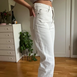Vita jeans - Vita straight jeans från weekday i modellen rowe, storlek 25/30, skitsnygga och sparsamt använda så i mycket bra skick! Innerbenslängden är 70 och midjemåttet 34 😊Använd gärna köp nu 💓