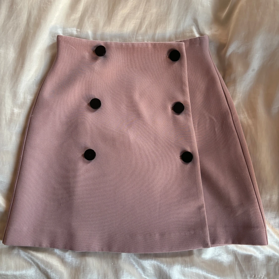 Rosa minikjol med knappar 