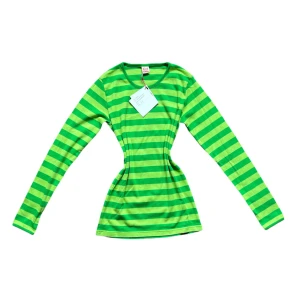 Grönrandig långärmad tröja från Katvig - Säljer en superfin grönrandig tröja från Katvig. Den är långärmad och har en skön passform som sitter snyggt på kroppen. Stretchigt material. Tröjan är i nyskick och har lappen kvar. Nypris:299 Storlek: S