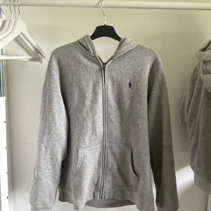 Ralph Lauren Ziphood - Väldigt bra skick, endast använd en månad, säljes pga att den är för liten! DM för frågor  Blir billigare på vinted* så skriv till mig så löser vi där
