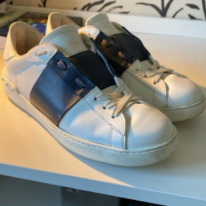 Valentino Open - Ett par feta Valentino Opens som jag nu använt i en månad. De passade inte riktig min still och var någon storlek för stora. Har ingen låda eller dust bag. Pris går att diskutera!