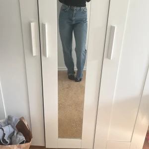 NA-KD Jeans - Står att den är i storlek 34 men är ganska stor för mig som oftast använder storlek 36-38, men är väldigt nya, använt 3-4 gånger