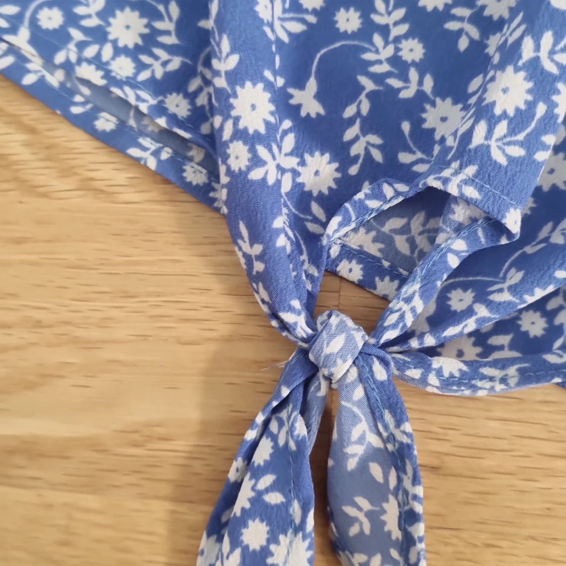 Blå blommig topp med knyt - 90