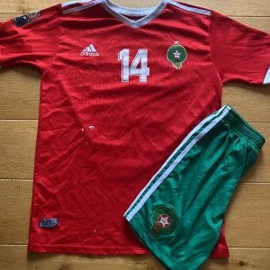 Fotbollströja - En Marocko tröja i storlek XS-S Tröjan har tyvär fått två vita fläckar på sig men är ändån i bra skick!