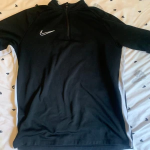 Nike Träningskofta Dry-Fit  - Nike träningströja med zip. Svart och vit. I barnstolen XL. Passar Dam XS.