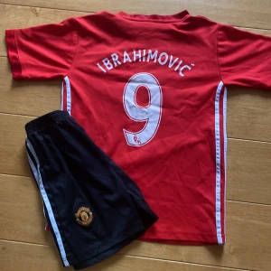 Fotbollströja  - En Zlatan Ibrahimovic tröja i st XS men shortsen är XXS eller mindre. Det är i fint skick!