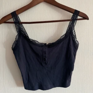 Linne - Säljer detta marinblå linnet med spets då de ej kommer till användning! Endast använt fåtal gånger💗