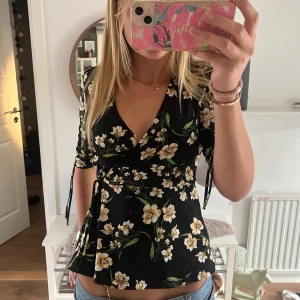 Chiara Forthi Milano - Så fin blommig topp 🌷🌷💘