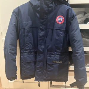 Canada goose jacka  - Säljer min fina canada goose jacka som är väl använd men fortfarande i ett fint skick. Jackan är i storlek L barn men sitter som en xs-s dam