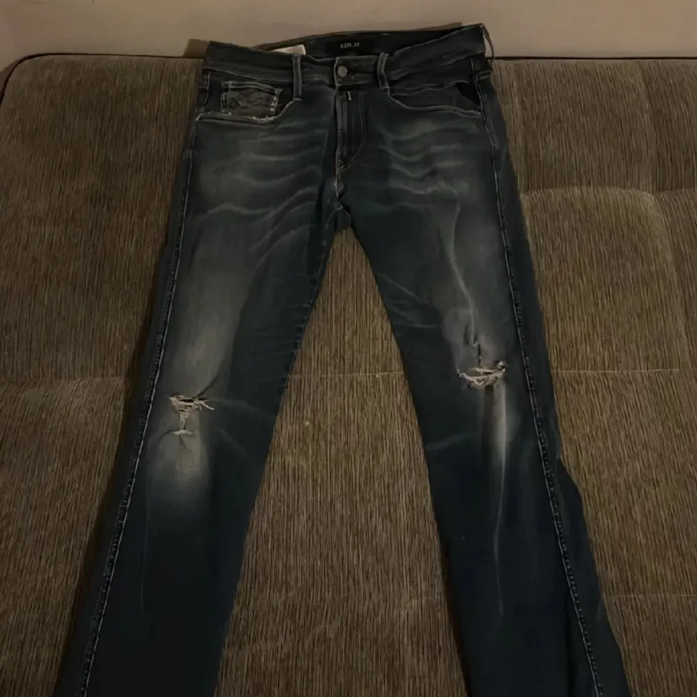 Replay jeans med slitningar dom är i 8-10 skick, tar emot byten, tveka inte på att höra av er💯 (pris kan diskuteras vid snabb affär). Jeans & Byxor.