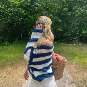 Design by Si tröja🌟 - Knappt använda stickad tröja ifrån Design by Si💙 Inga defekter och använd ca  1 gång🌟 Super mjuk och skön tröja, nypris 529kr