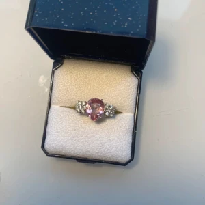 Ljusrosa kristall ring  - Väldigt fin ring i rostfritt stål med en ljusrosa glas zirkon och små glas-kristall blommor 🌸💕