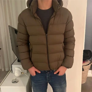 Henro jacka  - Oanvänd exklusive Herno vinterjacka. Köpt i Italien för ca 8000kr för 5 månader den. Har dock inte kvittot kvar. Storlek 54 vilket motsvarar medium. Den är olivgrön i dagsljus! 