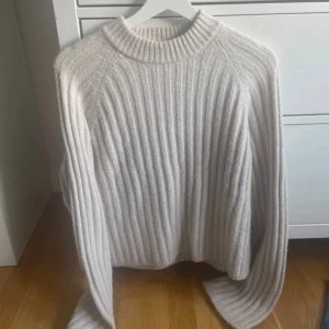Stickad tröja - Jättefin beige stickad tröja. Den är i fint skick, pris går att diskutera. Hör av dig vid intresse!😊💕💕