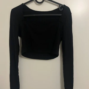 Kort svart långärmad tröja - En svart långarmad tröja ifrån Shein. Använd bara 1 gång. Hör gärna av dig vid frågor! 