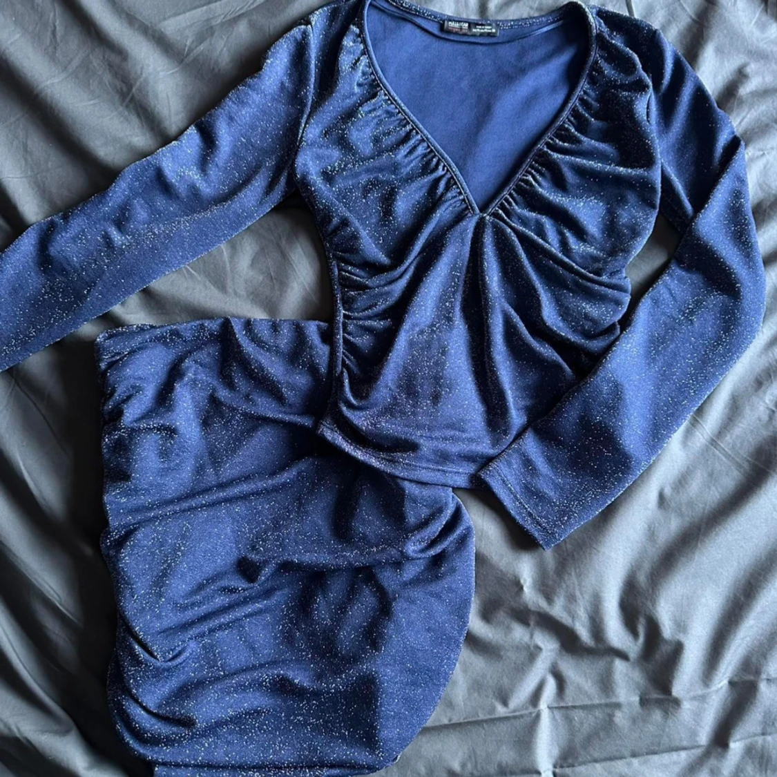 Mörkblå glittrig klänning från Bershka