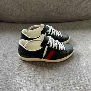 Gucci Sneakers - Säljer ett par sköna skor ifrån Gucci. Väldigt bra skick, size 42. Hör av er vid funderingar 👌
