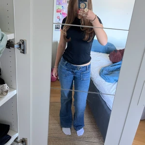 Mörkblå jeans - Jag säljer nu mina mörkblå bootcut  jeans från lager 157. Dem är i storlek S, short och knappt använda, modell Paris❣️